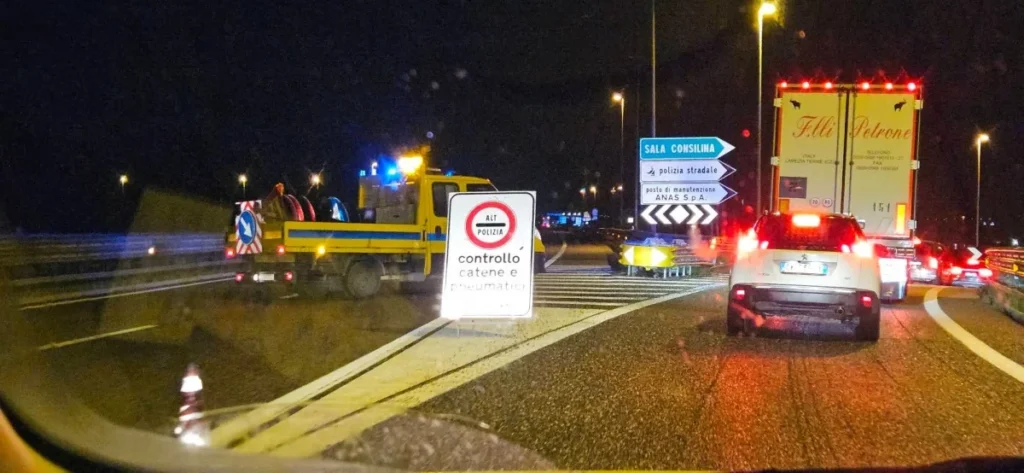 Controlli sull’A2 a Sala Consilina: verifiche obbligatorie per catene e pneumatici