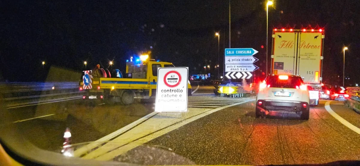Controlli sull’A2 a Sala Consilina: verifiche obbligatorie per catene e pneumatici