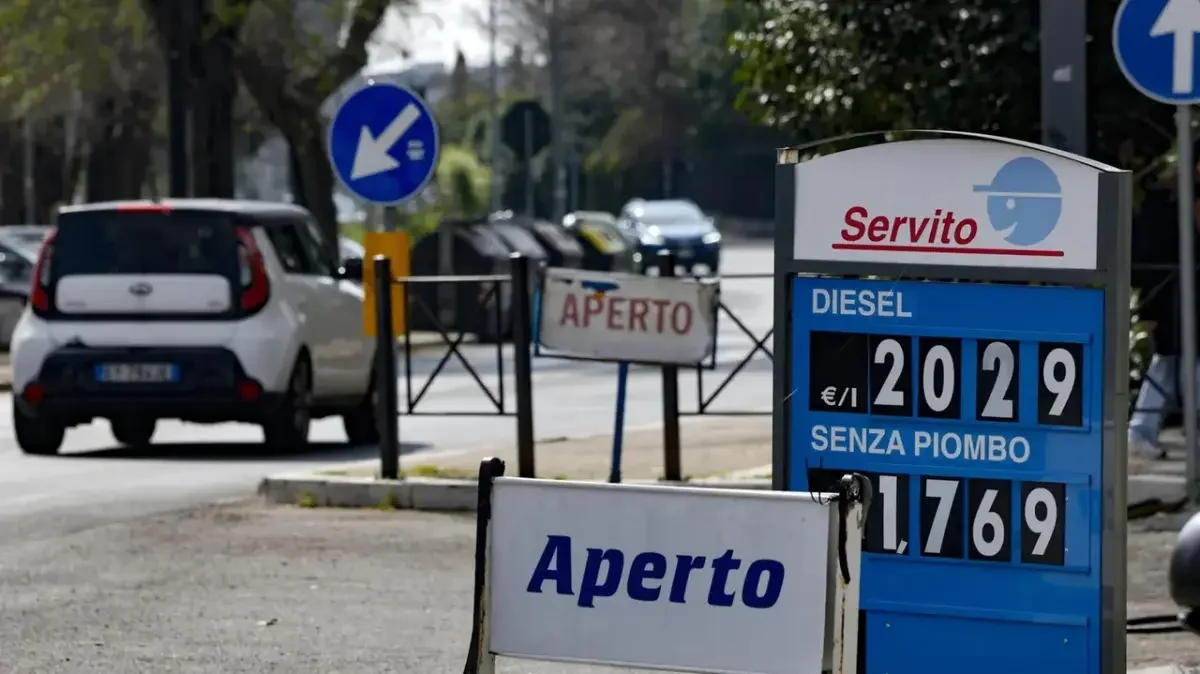 Carburanti, il governo vara il taglio delle accise di 25 centesimi al litro
