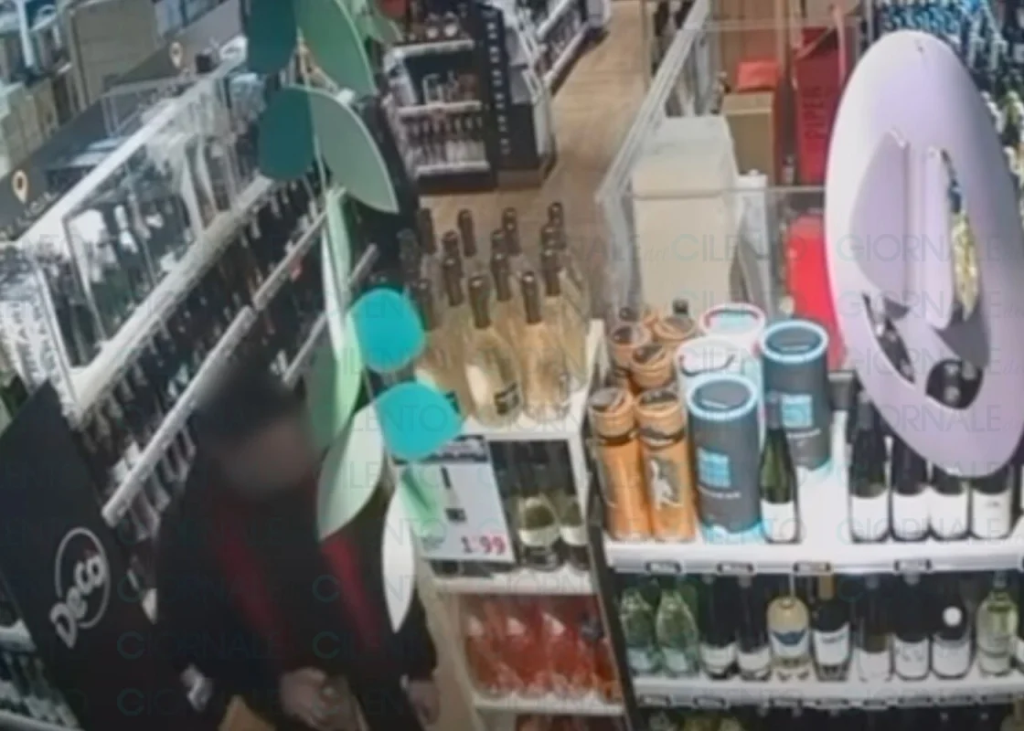 Vallo della Lucania, prende champagne e non si ferma alla cassa: caccia al ladro