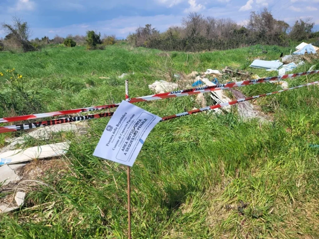 Maxi discarica abusiva sequestrata a capaccio Paestum: denunciata la proprietaria