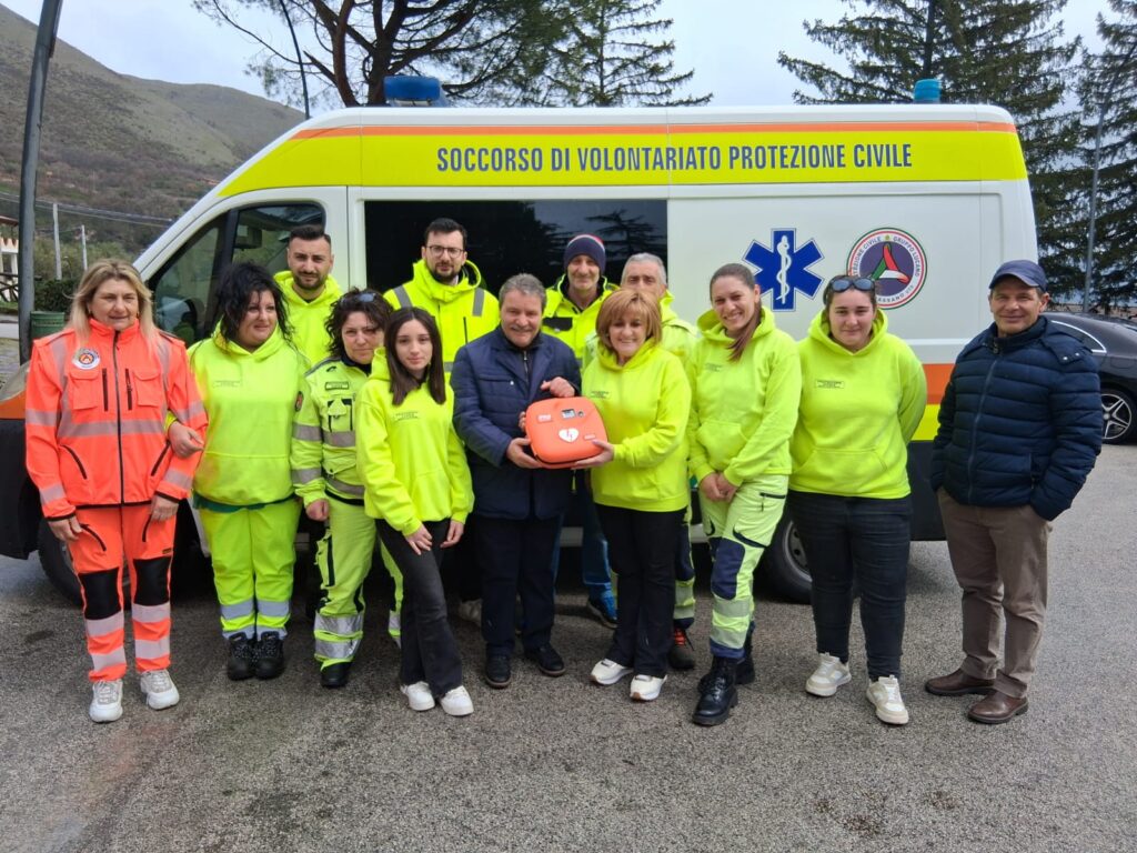 Solidarietà: cittadino di Monte San Giacomo dona defibrillatore alla Protezione civile Sassano