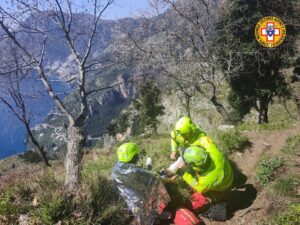 Escursionista ferita sul Sentiero degli Dei: interviene il Soccorso Alpino e l’elisoccorso a Salerno