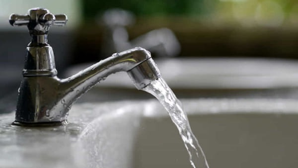 Acqua in bottiglia o del rubinetto? I medici per l’ambiente indicano la via sostenibile