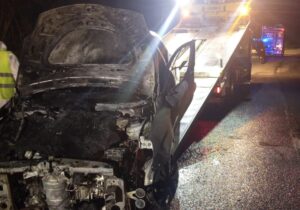 Auto in fiamme ad Atena Lucana, illeso il conducente: paura in strada