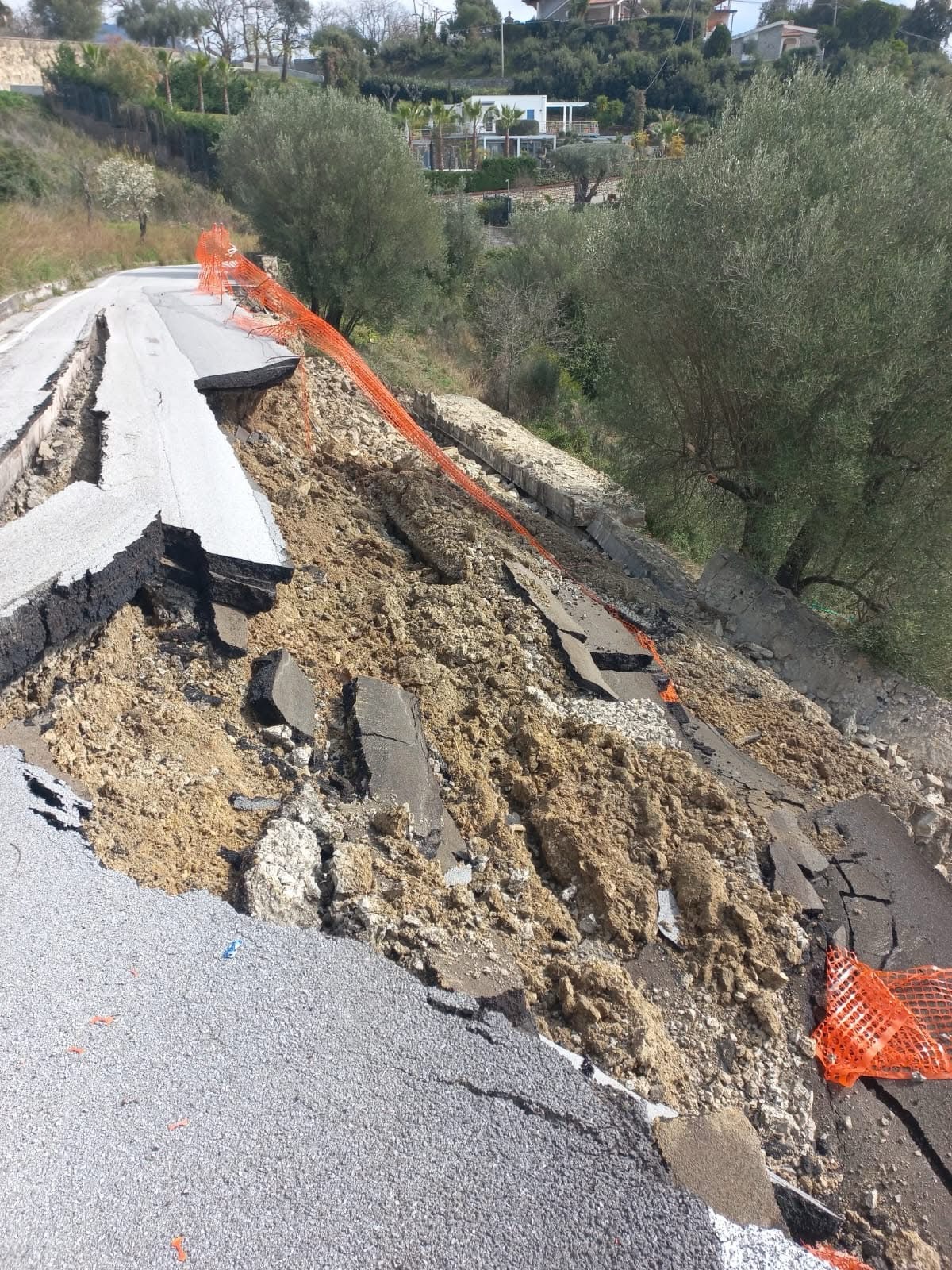 Frana sulla SP82 a Santa Marina, crollano muro e strada: disagi