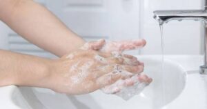 Ho un collega di lavoro poco attento all’igiene personale: sono costretto a sopportarlo?