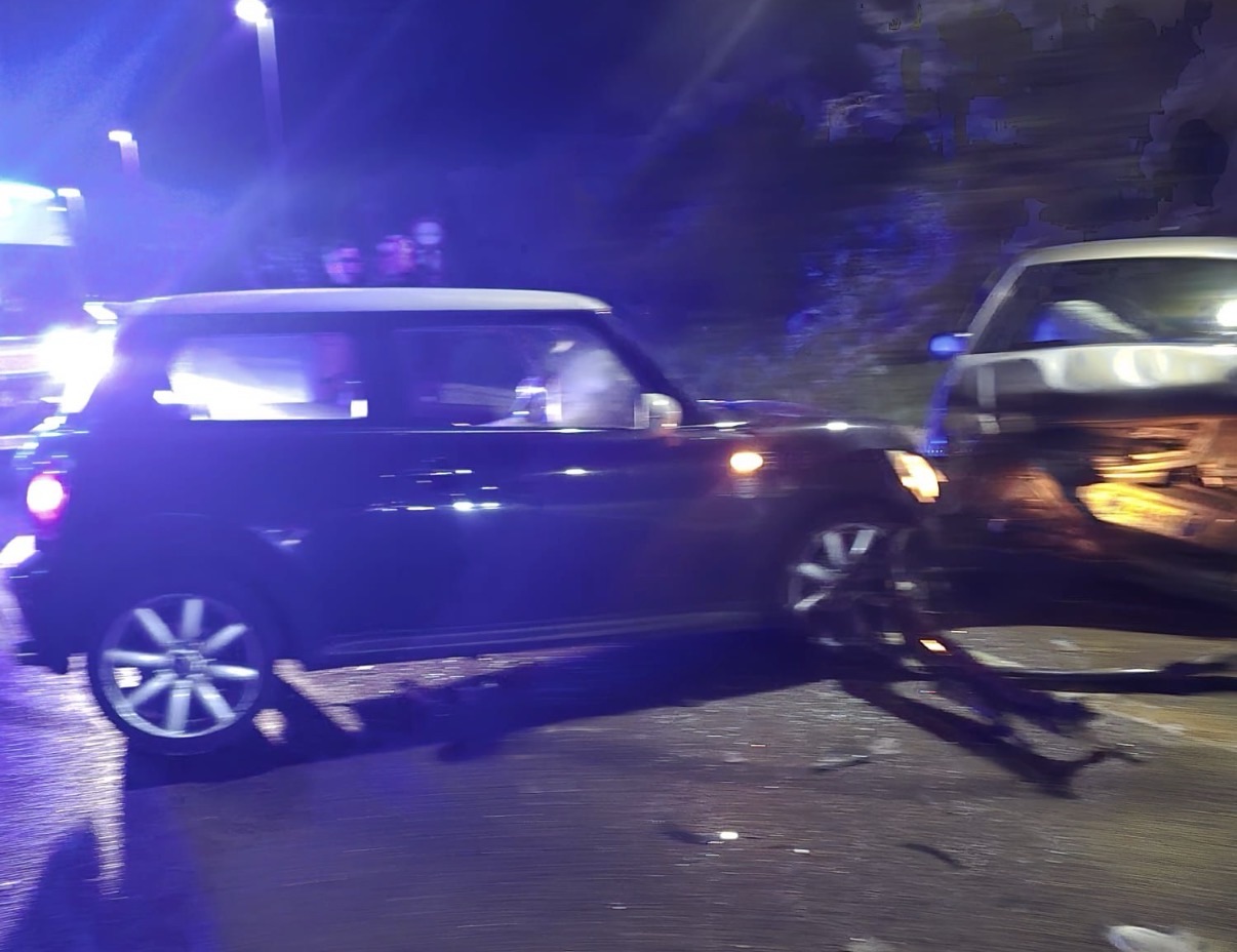 Incidente tra due auto a Battipaglia, tre feriti: intervengono tre ambulanze
