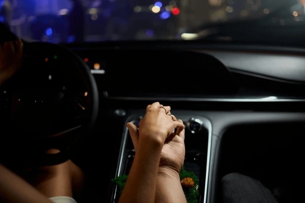 Quando i fidanzatini si appartano in auto, commettono qualche reato?