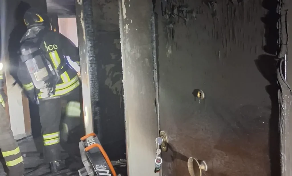 Incendio in un appartamento: anziano salvato dai vicini prima dell’arrivo dei soccorsi