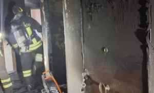 Incendio in un appartamento: anziano salvato dai vicini prima dell’arrivo dei soccorsi