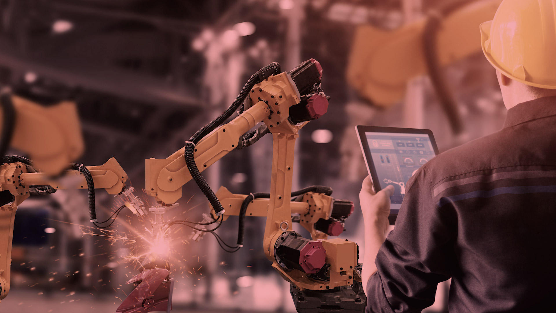 L’intelligenza artificiale guida la fabbrica 4.0 tra manutenzione predittiva, qualità automatica e catena di approvvigionamento ottimizzata