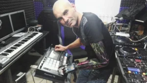 Michele Specchiale, il DJ bionico di Padula, protagonista all’apertura delle Paralimpiadi Milano-Cortina