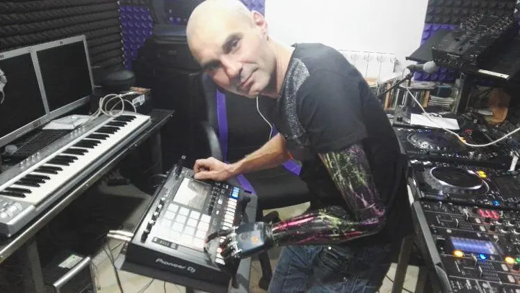 Michele Specchiale, il DJ bionico di Padula, protagonista all’apertura delle Paralimpiadi Milano-Cortina