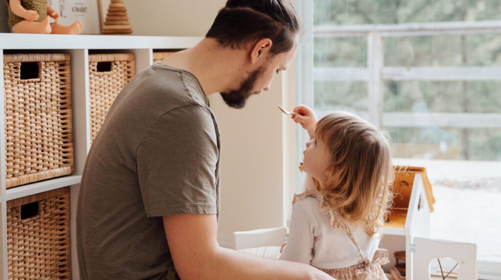 Padri italiani sempre più presenti, ma il 40% fatica a conciliare lavoro e famiglia