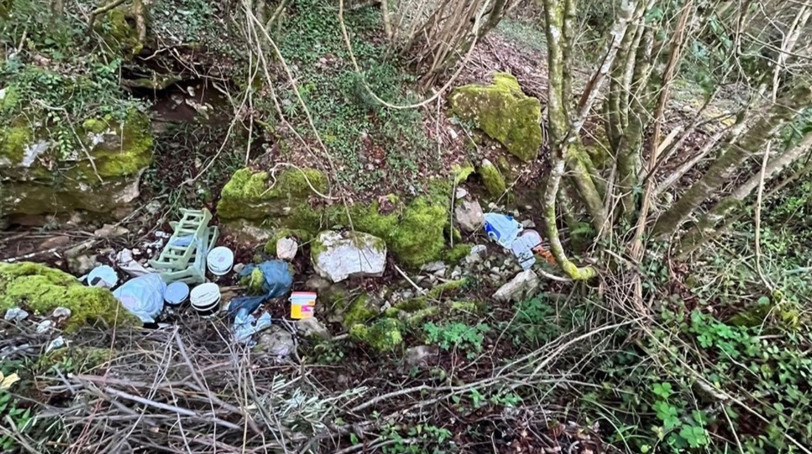 Rifiuti abbandonati a Sanza, il Comune: «Ecco l’opera d’arte di un nostro concittadino»