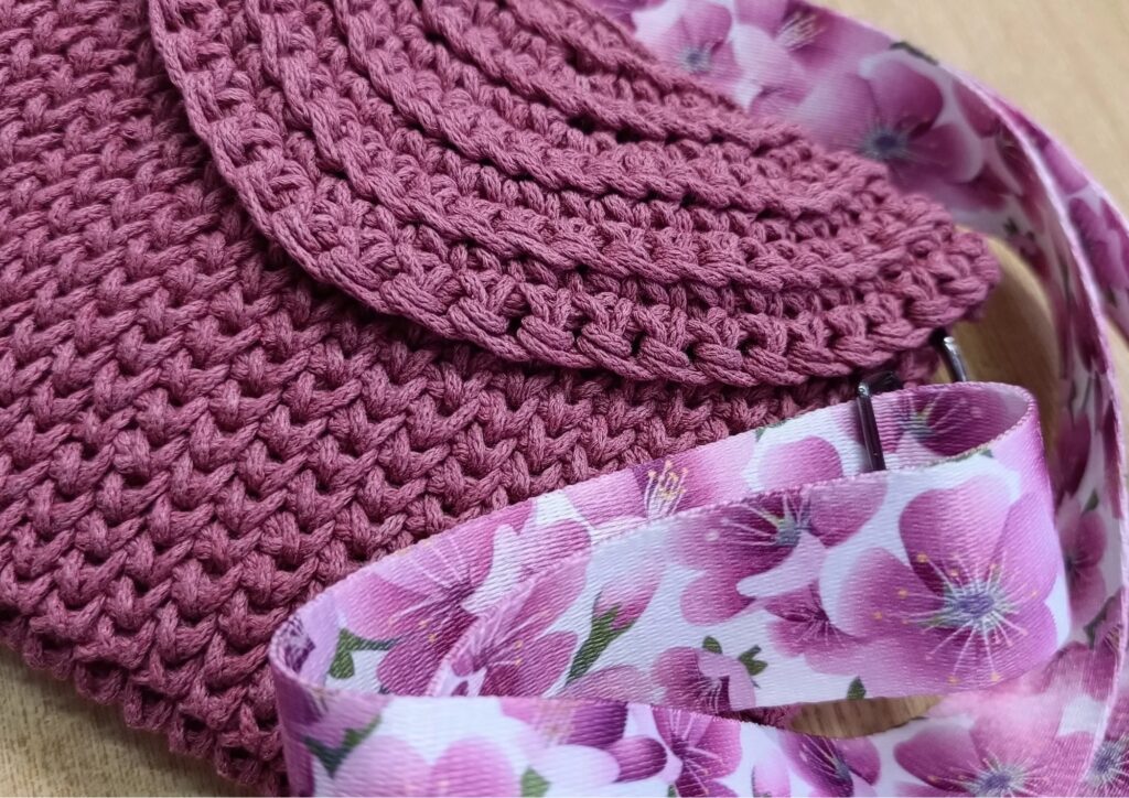 Moda: borse e accessori all’uncinetto protagonisti, tra artigianalità e tendenza boho-chic