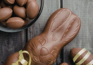 Pasqua: ovetti di cioccolato fatti in casa, semplici e personalizzabili