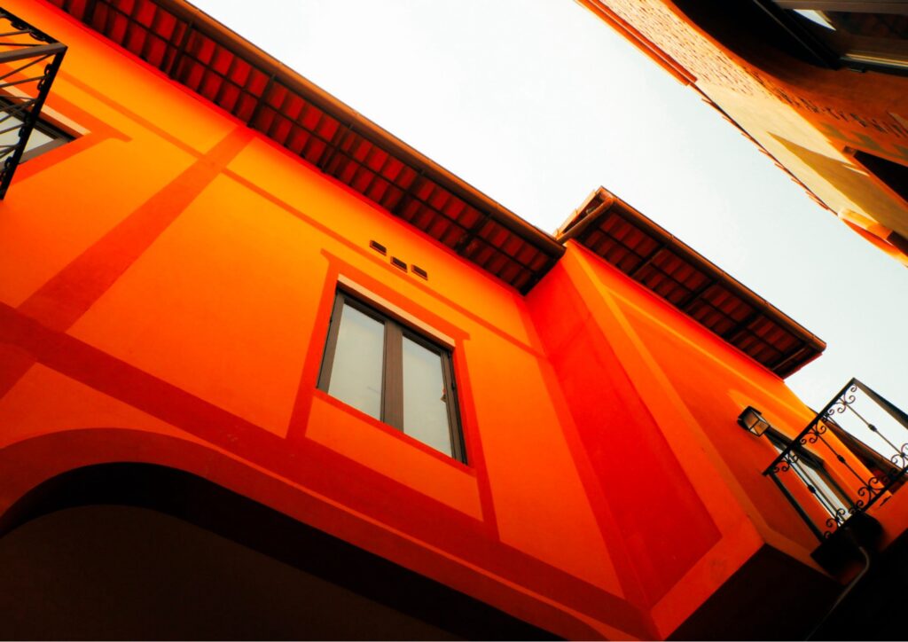 Scuotere la tovaglia dal balcone: gesto quotidiano o possibile reato?