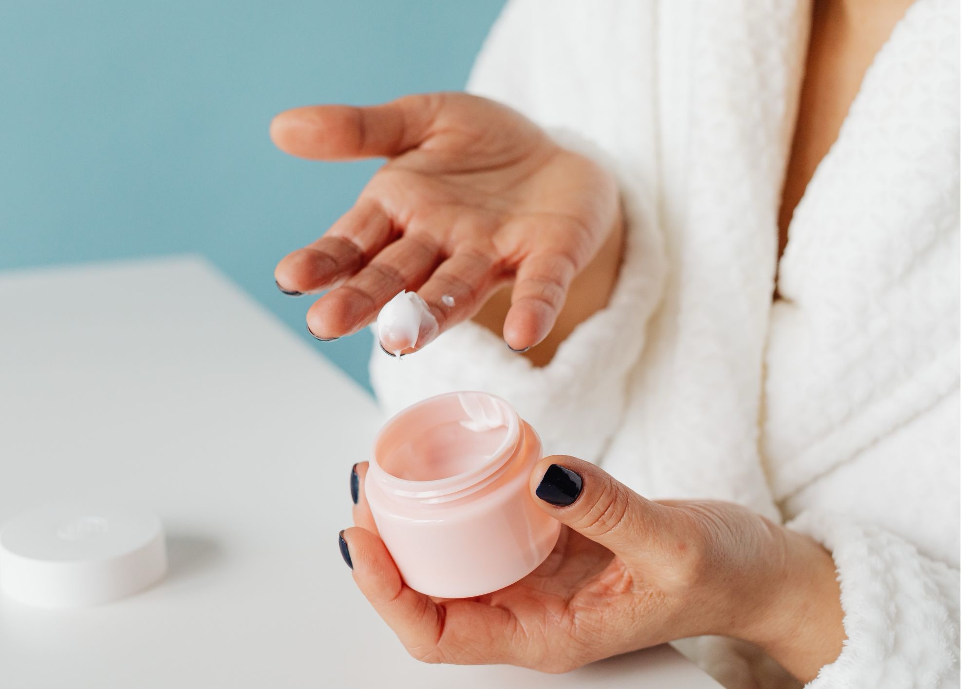 Cura della pelle, quando iniziare e come usare sieri e acido ialuronico