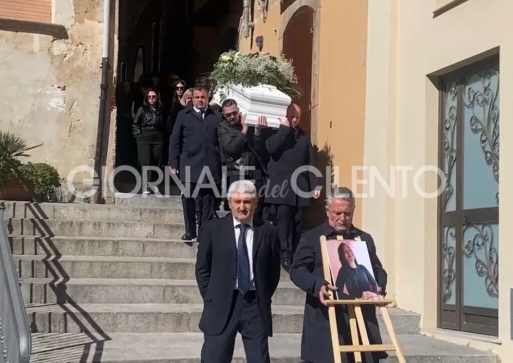Funerali a Pisciotta per Maria la 25enne morta nell’incidente di Montecorice