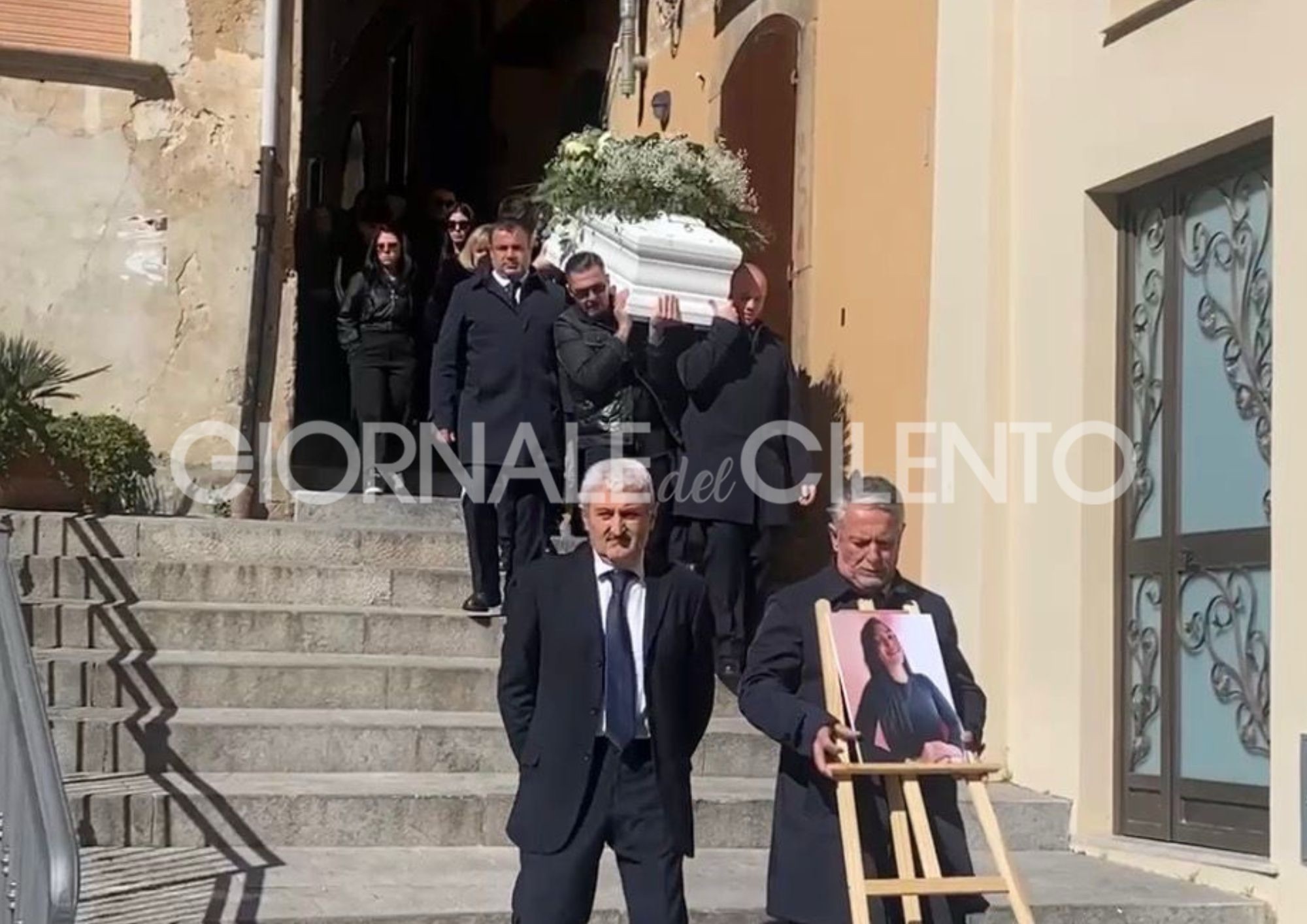 Funerali a Pisciotta per Maria la 25enne morta nell’incidente di Montecorice