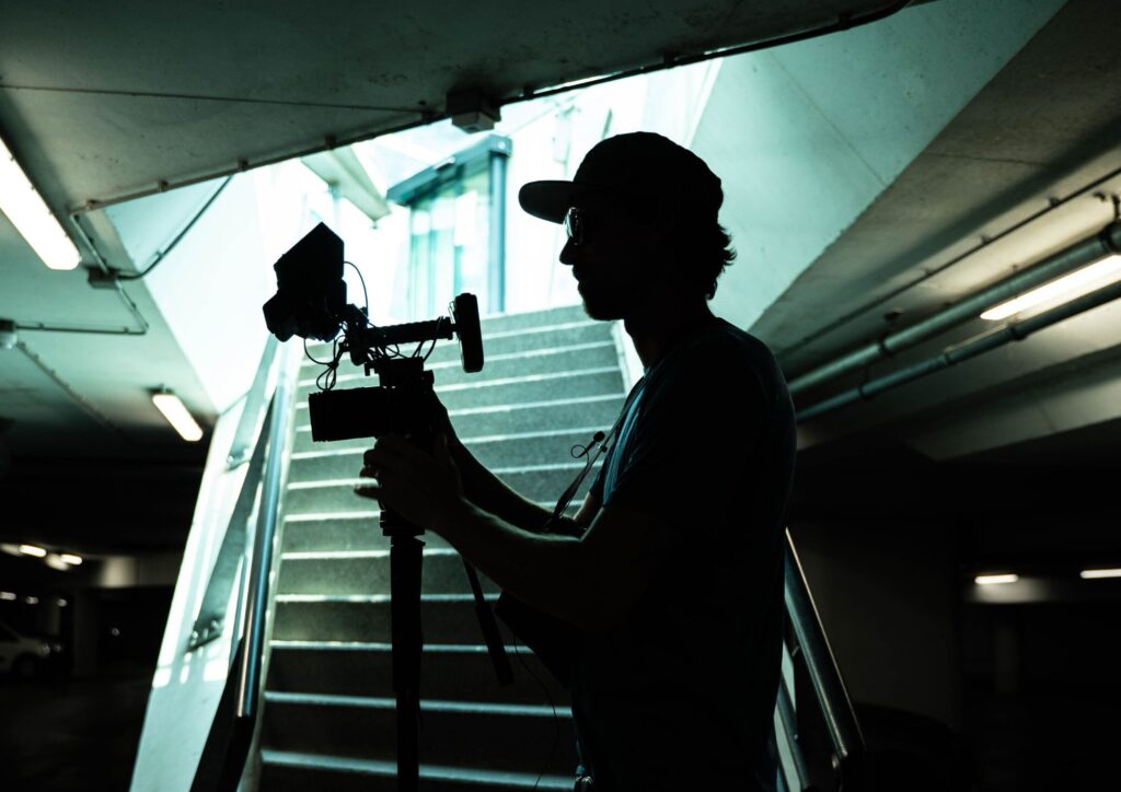 Video generati con l’intelligenza artificiale, cresce l’uso nella comunicazione: opportunità e rischi