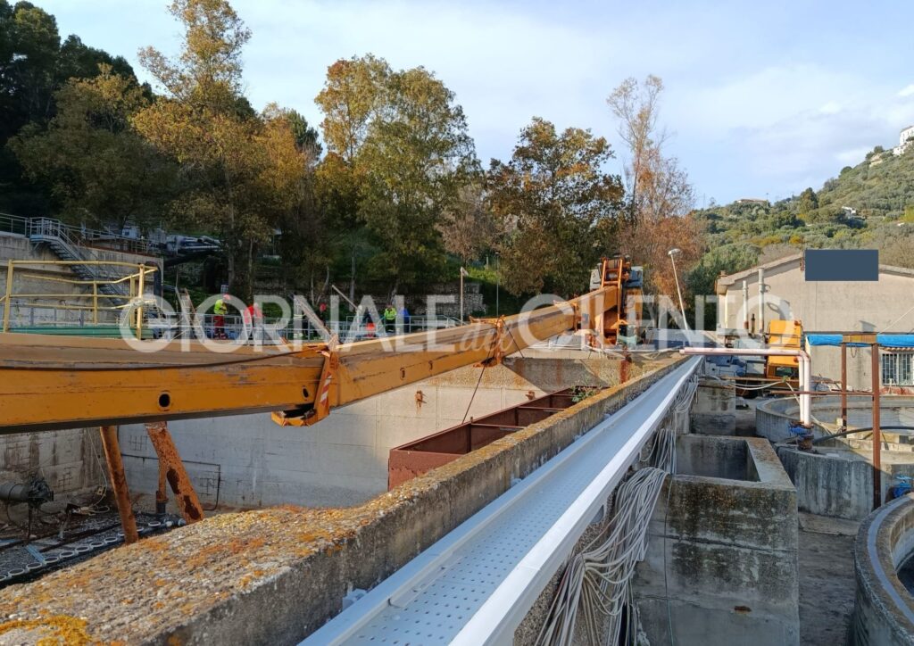 Castellabate, gru si ribalta nel depuratore: operaio precipita in una vasca, soccorso in elisoccorso