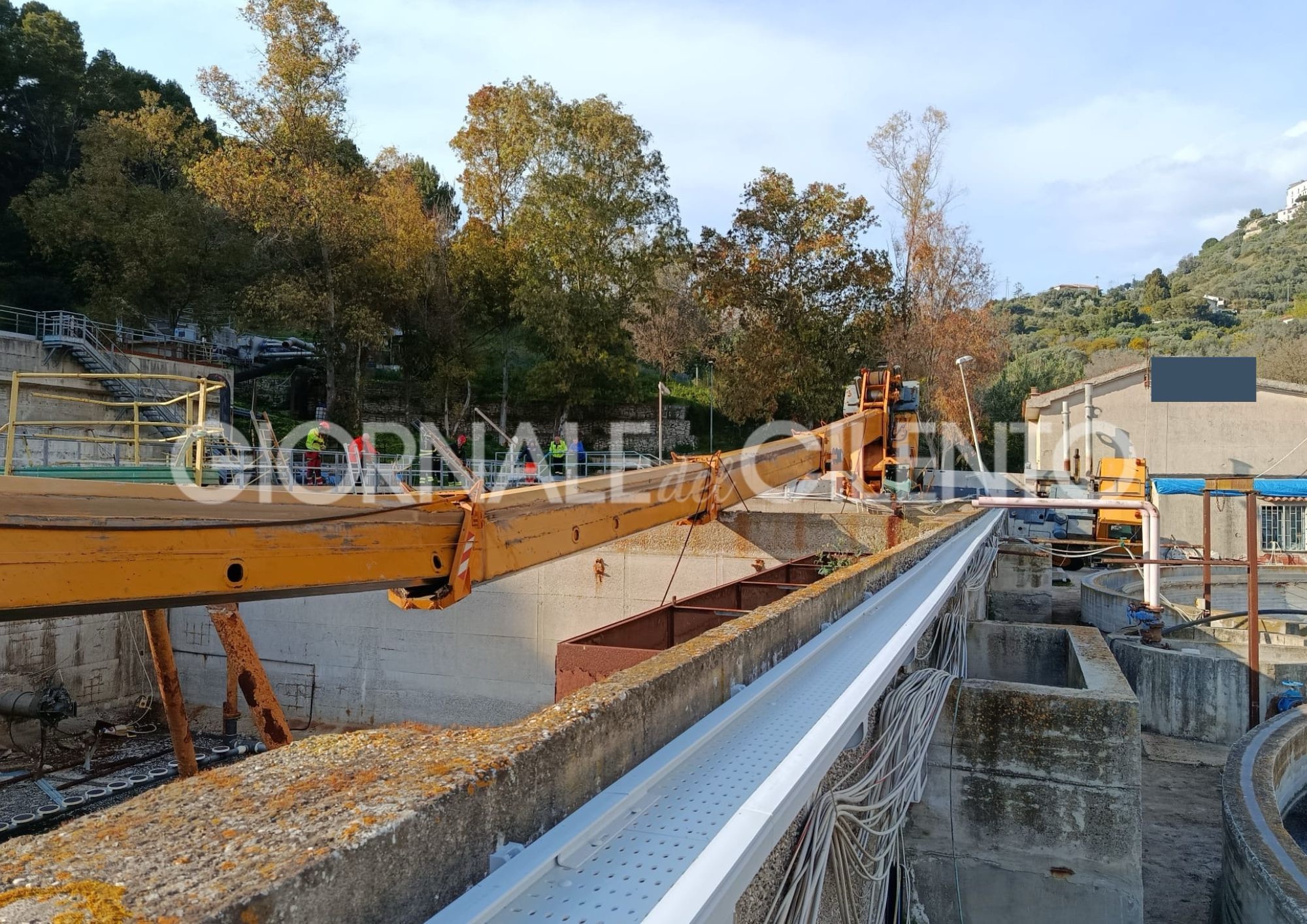 Castellabate, gru si ribalta nel depuratore: operaio precipita in una vasca, soccorso in elisoccorso