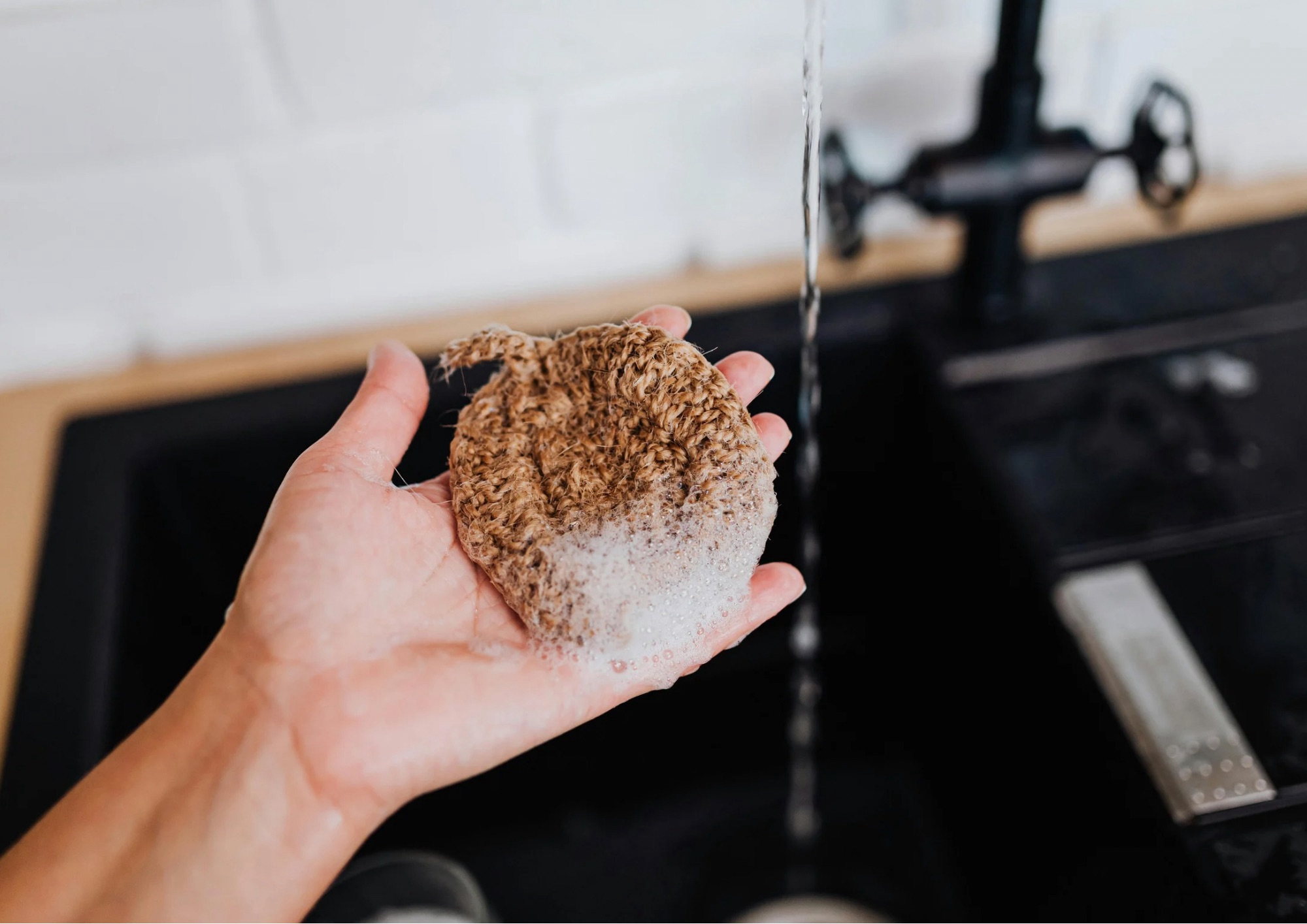 Pulizia domestica e ambiente, il ruolo di spugne e panni nella riduzione dei rifiuti