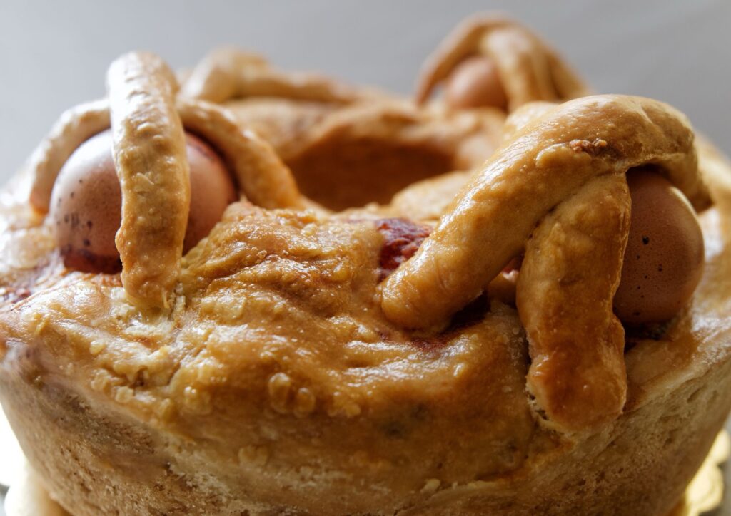 Pasqua a tavola: casatiello e tortano, differenze e ricette dettagliate dei grandi lievitati napoletani
