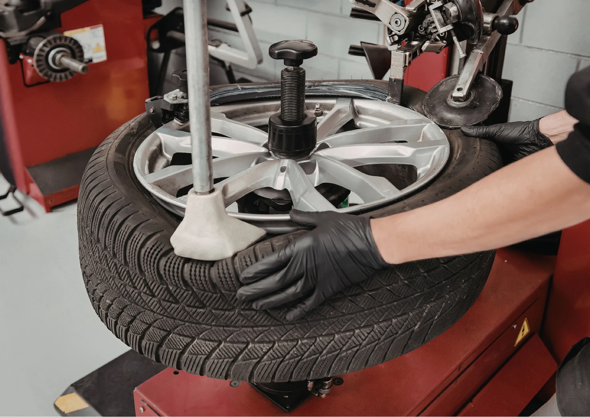 Pneumatici e Codice della Strada: obblighi, stagionalità e sanzioni per chi non è in regola