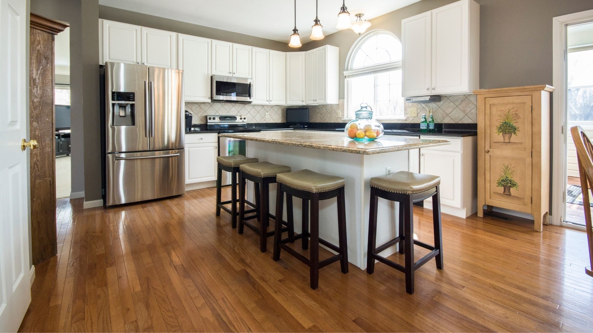 Design e praticità: come scegliere gli sgabelli perfetti per la cucina