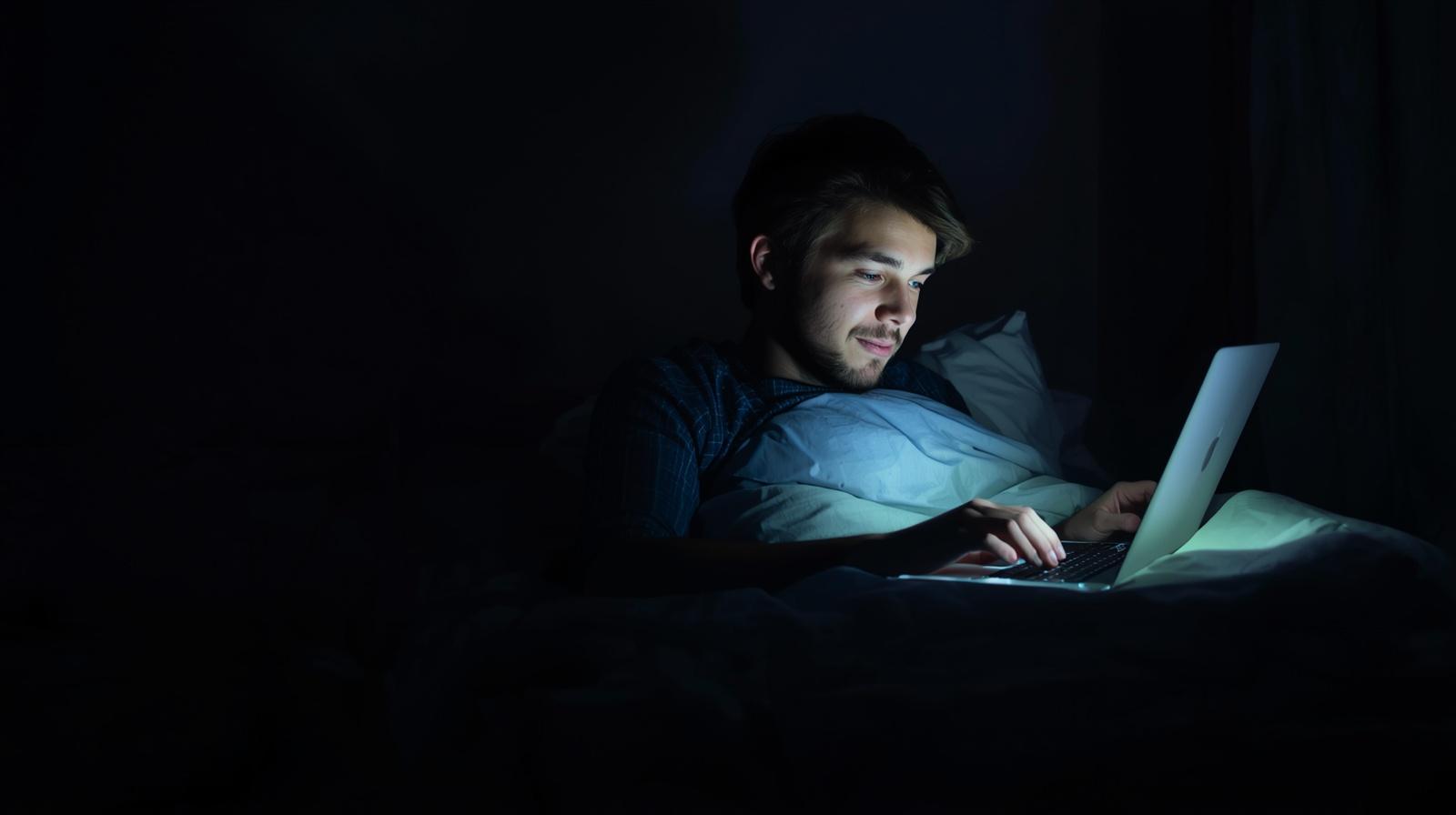 Gli italiani dormono meno e fanno più shopping: +32% di acquisti nella notte