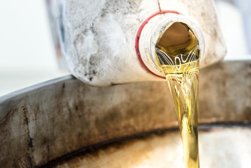 Ambiente: l’olio di frittura esausto, dove smaltirlo e perché non va mai nel lavandino