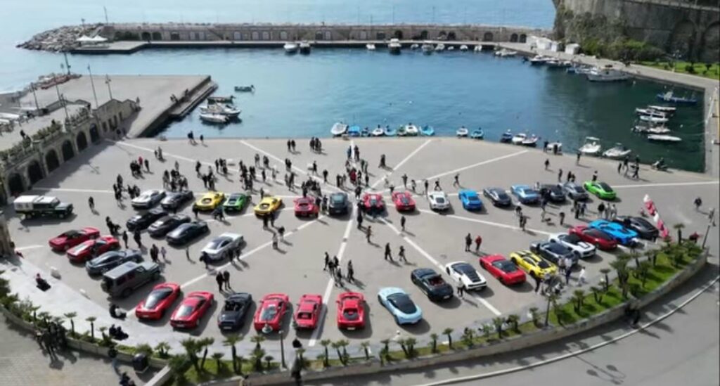 Costiera Amalfitana, oltre 70 supercar sfilano tra Maiori e Minori