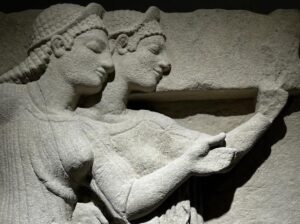 Paestum e Velia, la Giornata Mondiale dell’Arte tra templi e reperti: «L’arte è un linguaggio senza tempo»