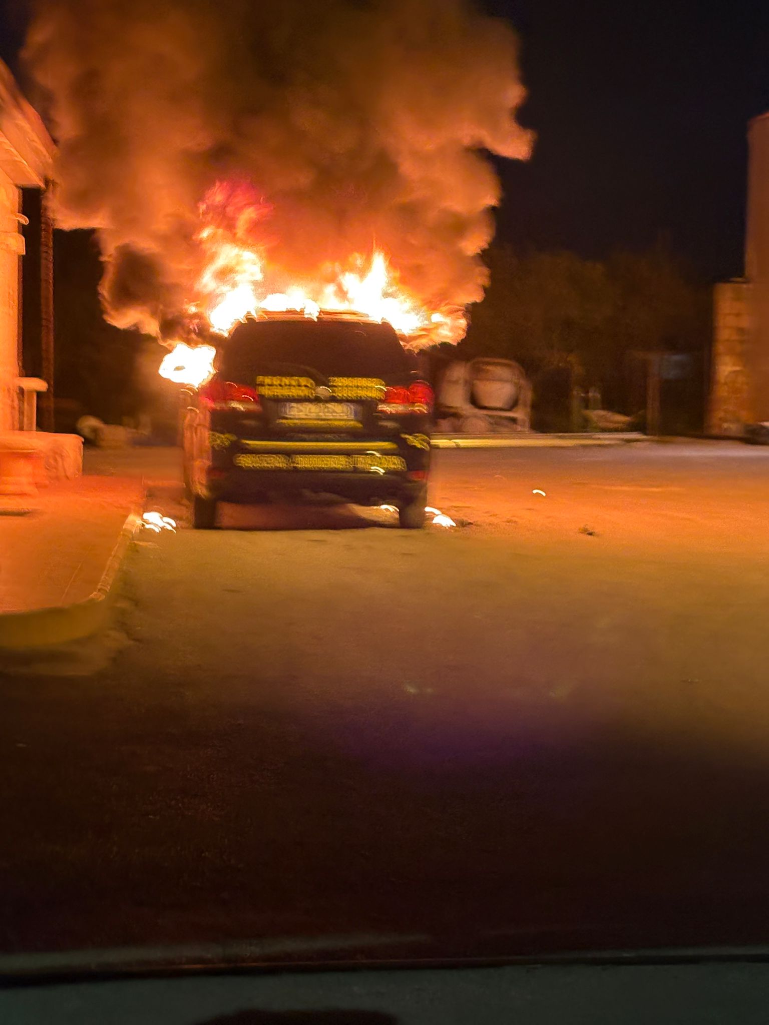 Auto della Guardia Agroforestale incendiata a Sarno: indagini in corso