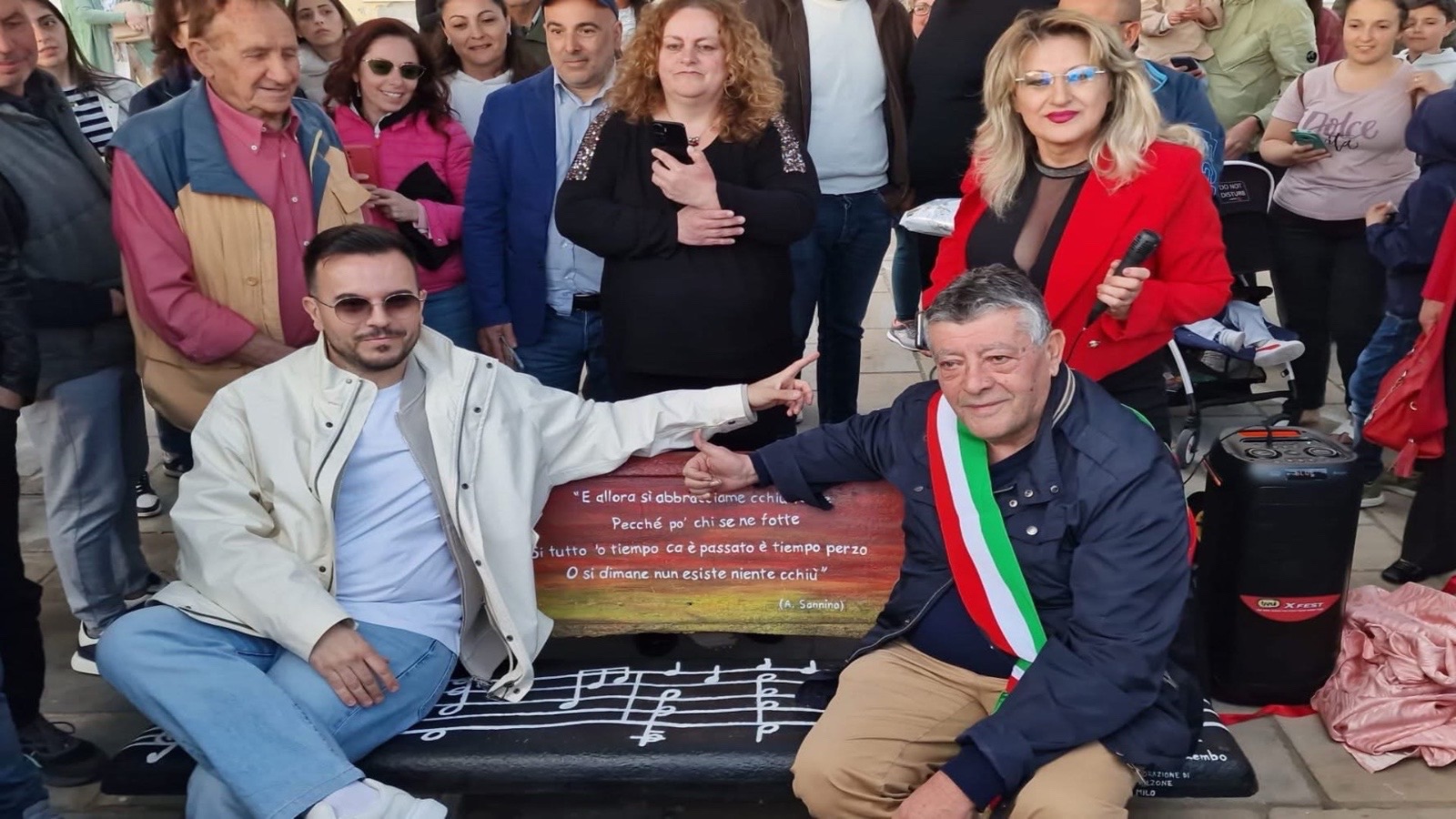 Andrea Sannino inaugura la panchina dell’abbraccio ad Agnone Cilento