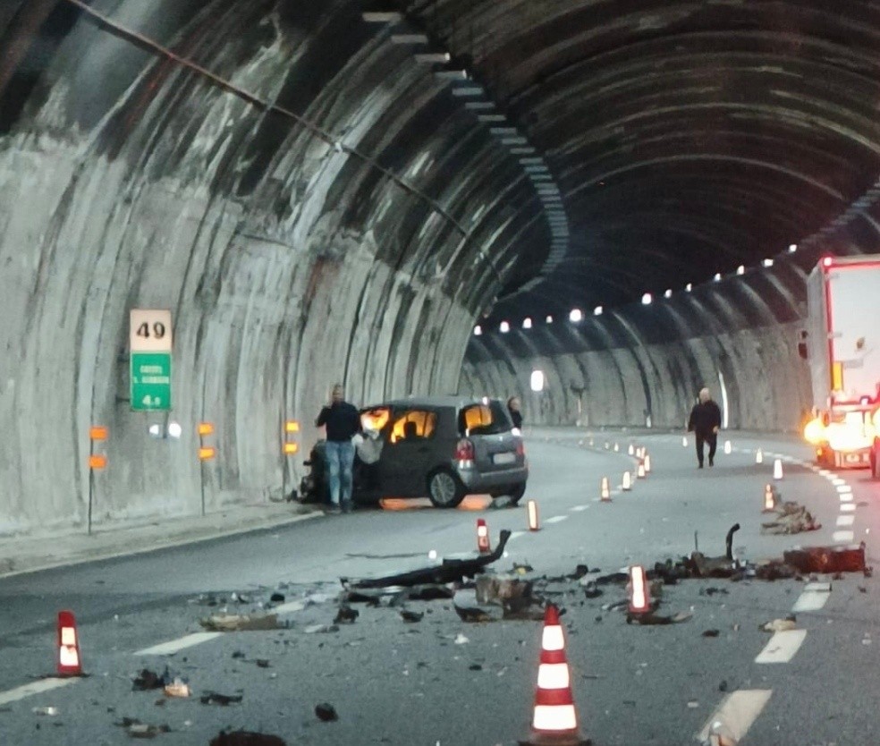 Mercato San Severino, incidente in galleria sulla A30: scontro tra tir e auto