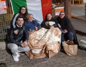 Agropoli, Antonio si incatena davanti all’ospedale: dopo il gesto corteo per la riapertura