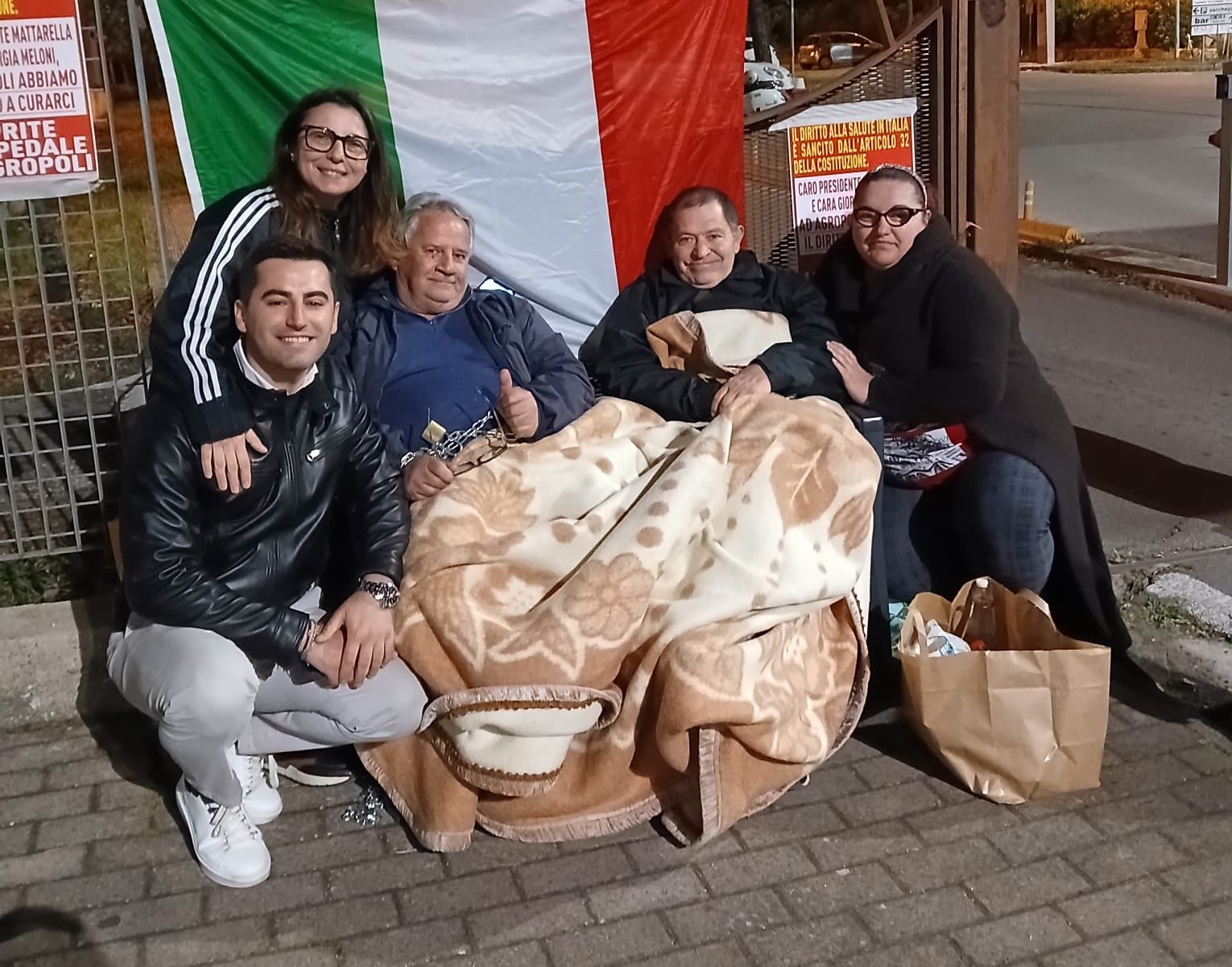 Agropoli, Antonio si incatena davanti all’ospedale: dopo il gesto corteo per la riapertura