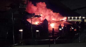 Yacht in fiamme a Marina d’Arechi, paura in porto: nessun ferito