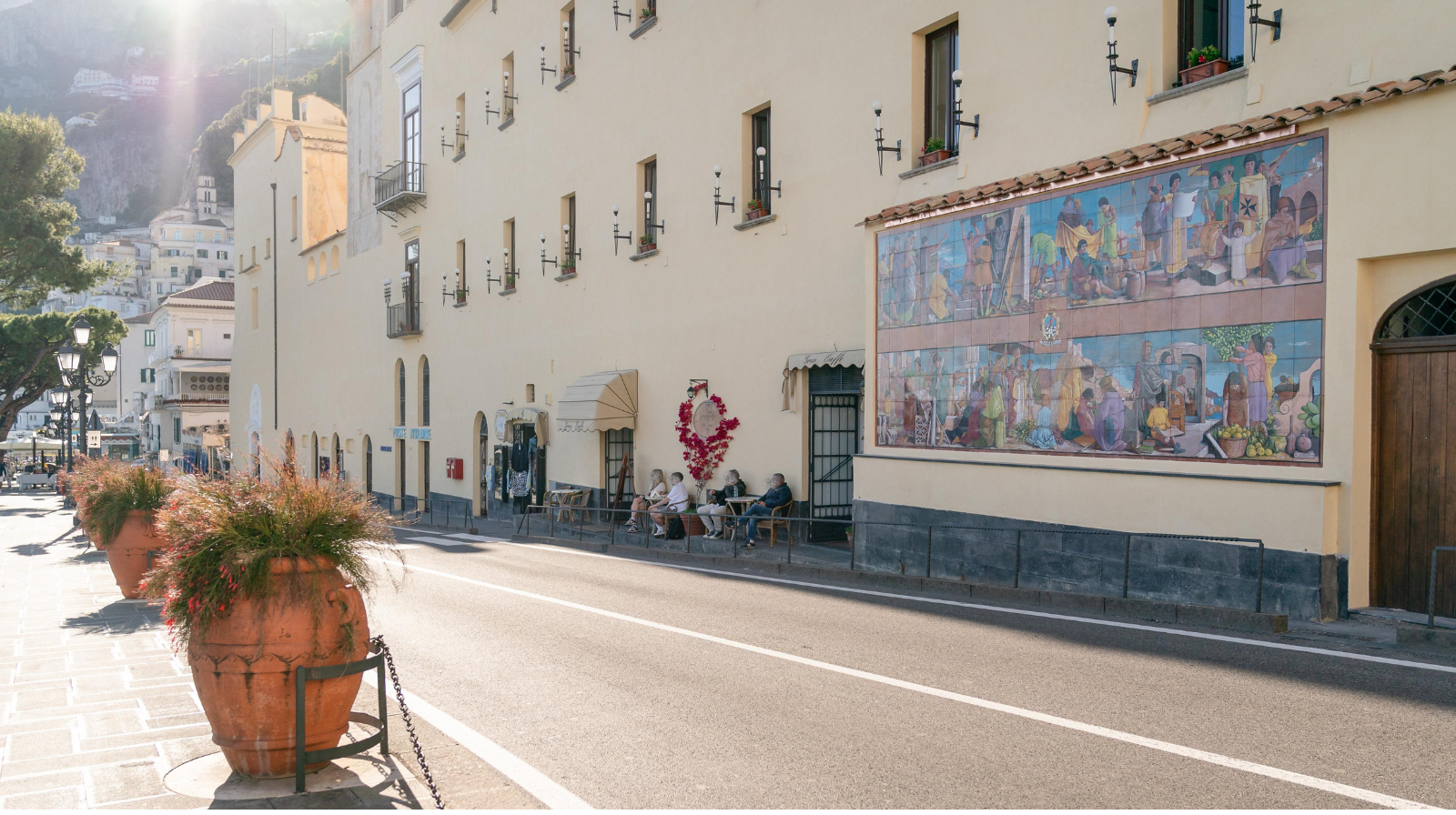 Amalfi, il pannello ceramico di Diodoro Cossa recupera l’originaria bellezza