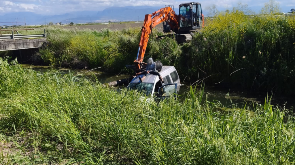Eboli, pulmino finisce fuori strada a Coda di Volpe: tre feriti, uno in gravi condizioni