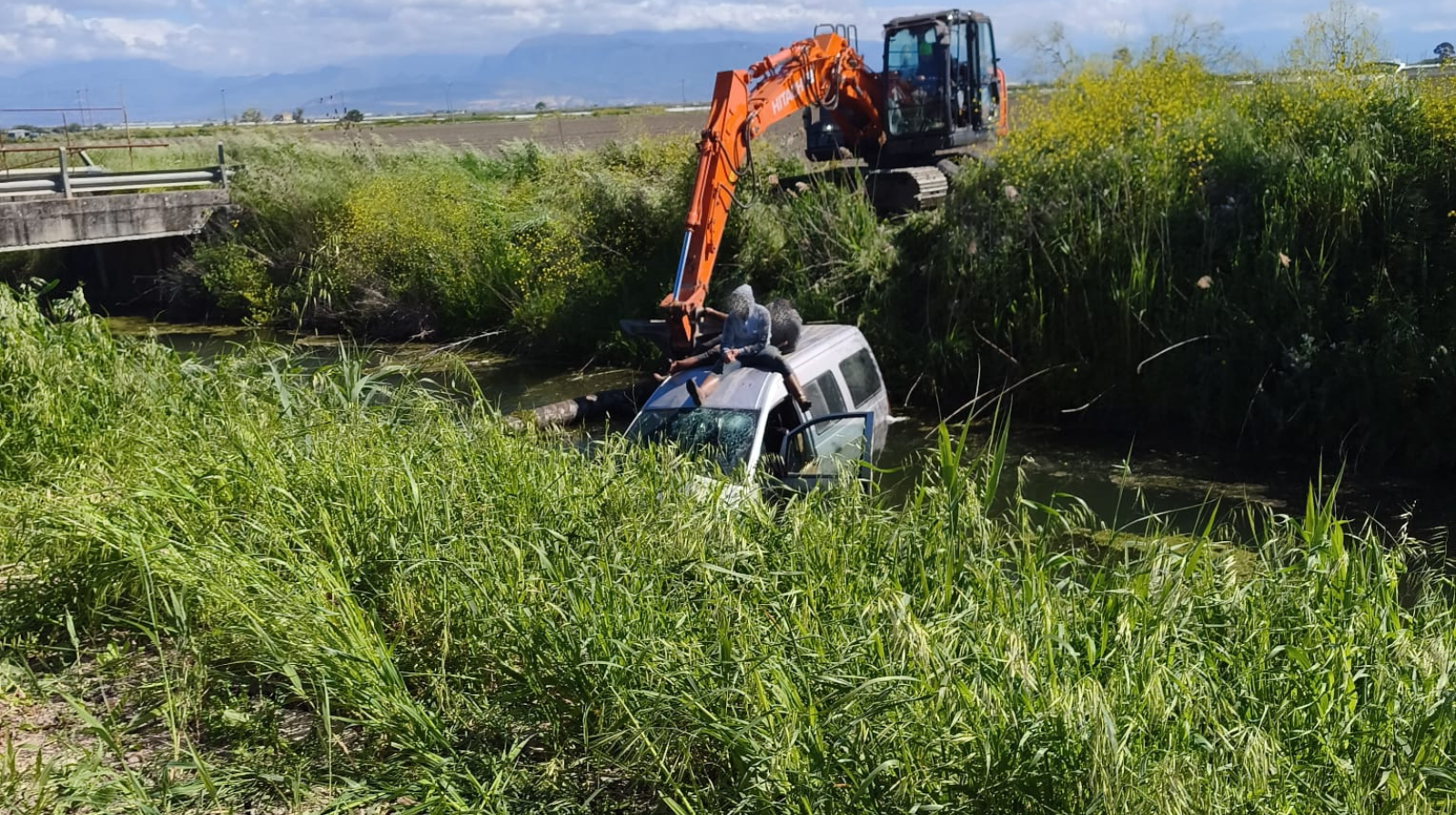 Eboli, pulmino finisce fuori strada a Coda di Volpe: tre feriti, uno in gravi condizioni