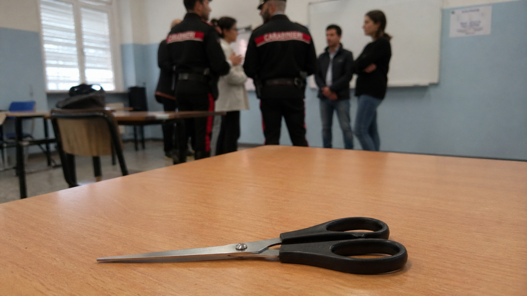 Forbici puntate al collo di un compagno: paura in una scuola elementare