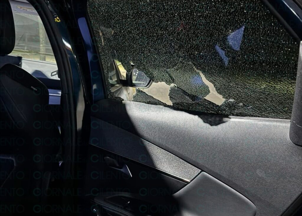 Eboli, auto presa di mira nel parcheggio del centro commerciale: rubato uno zaino