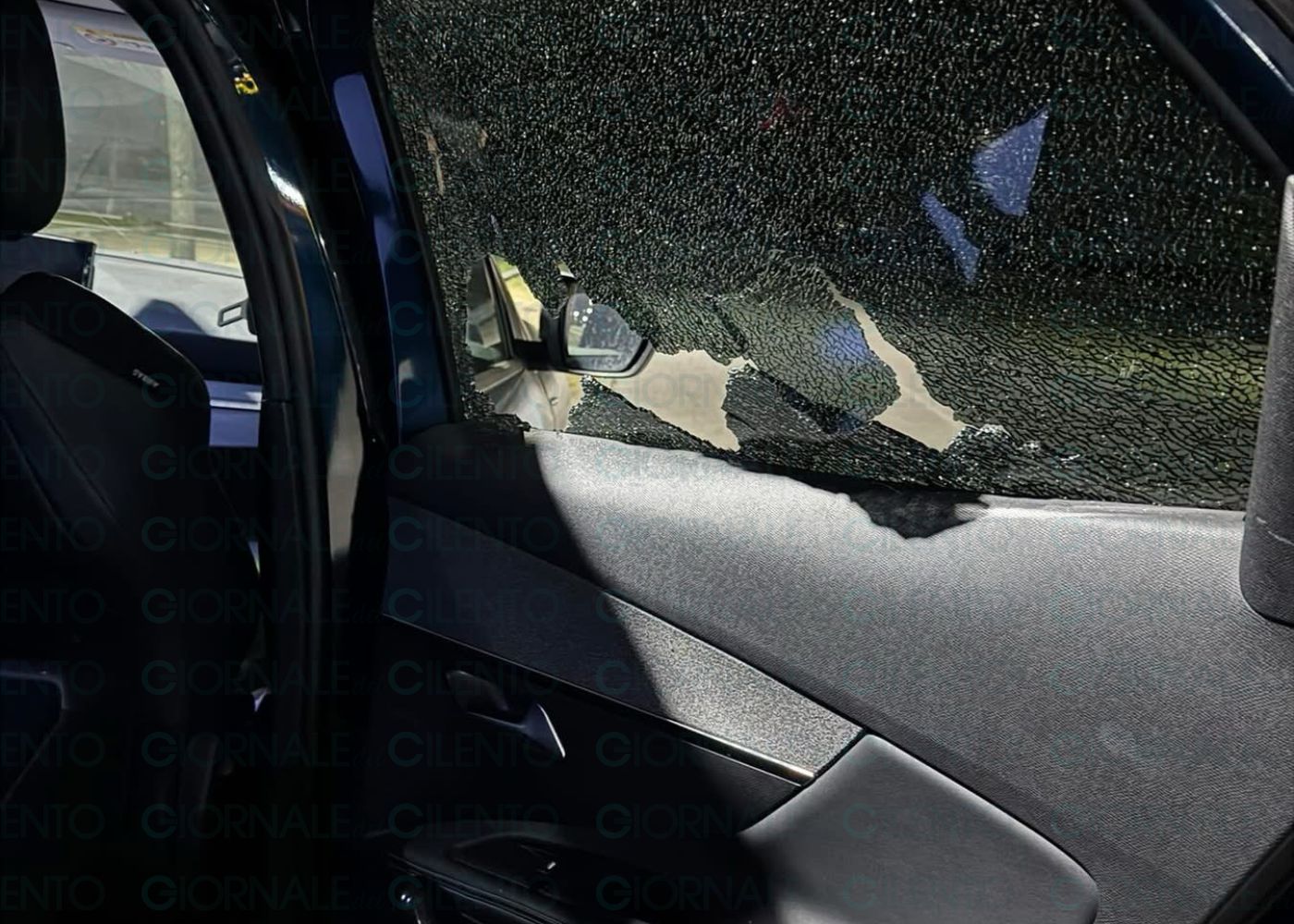 Eboli, auto presa di mira nel parcheggio del centro commerciale: rubato uno zaino