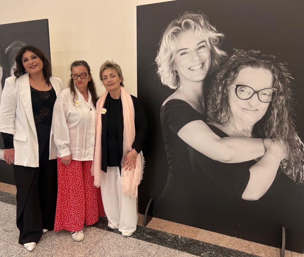 Successo a Napoli per la mostra fotografica ‘Women for Women against Violence’: prorogata fino al 28 maggio